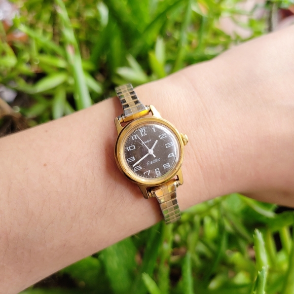 Vintage Timex Dainty Classic Electric Stretch Watch main image 4